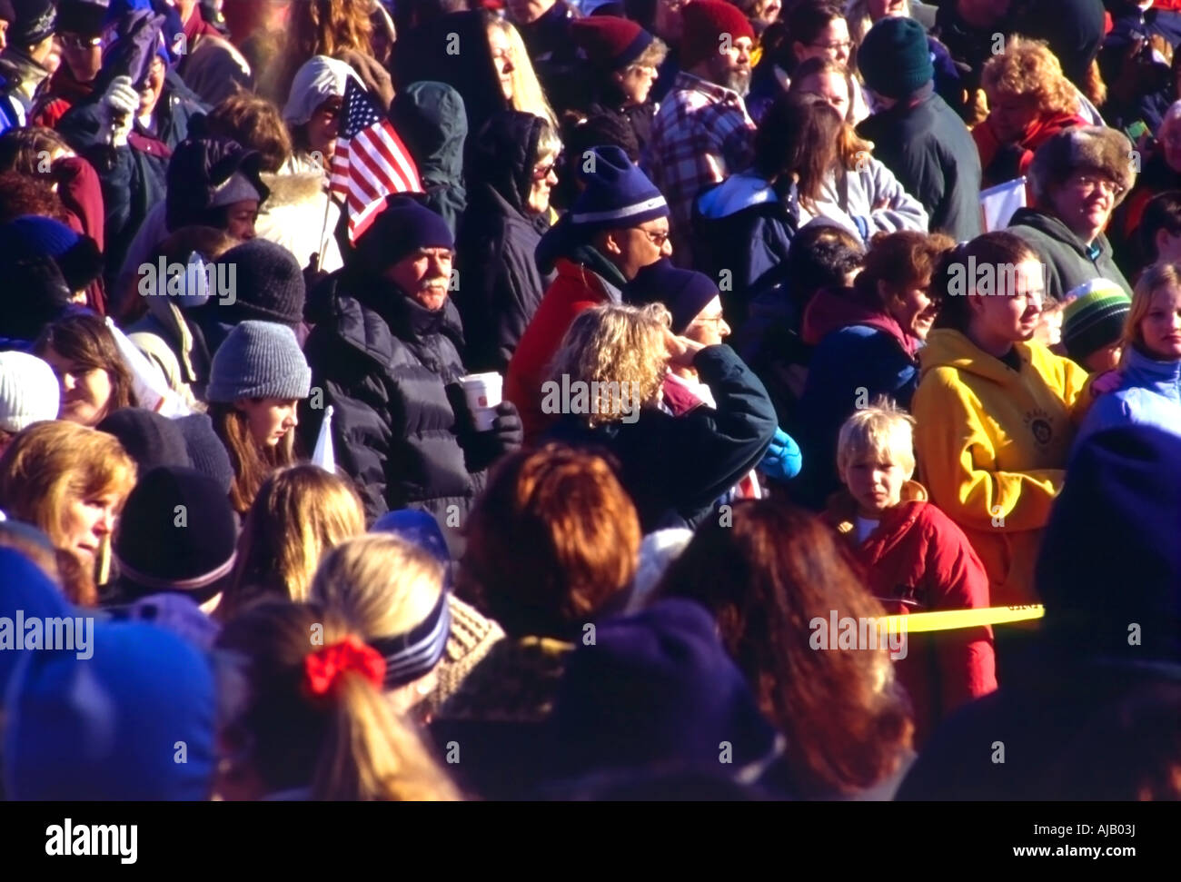 Un coup de gens intéressants de la variété de gens qui est sortie en hiver froid pour voir le passage de la flamme olympique en SLC, Utah, USA. Banque D'Images