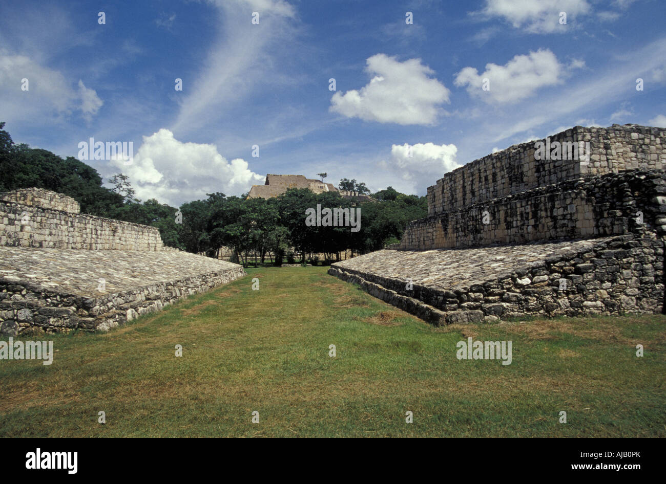 La cour de jeu avec l'Acropole en arrière-plan sur les ruines mayas d'Ek' Balam, Yucatan, Mexique Banque D'Images