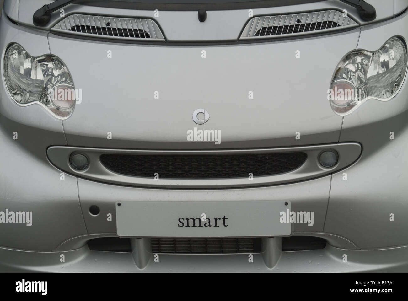 Daimler Chrysler voiture Smart Swatch mercedes benz diesel ville ville  trendy petit parc facile deux places de stationnement congestion micro  Photo Stock - Alamy