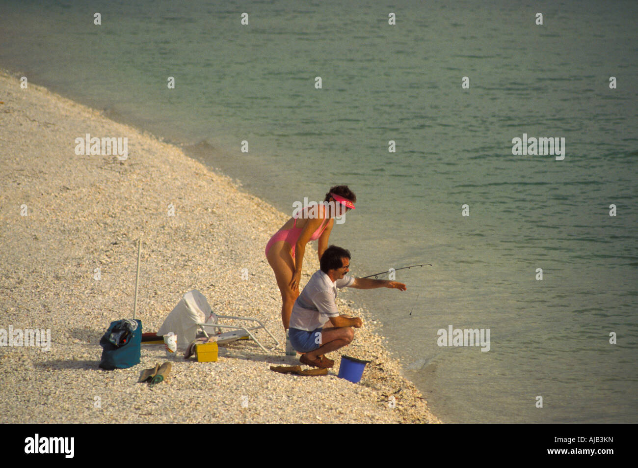 Femme recherche les coquillages sanibel captiva islands southwest florida Banque D'Images