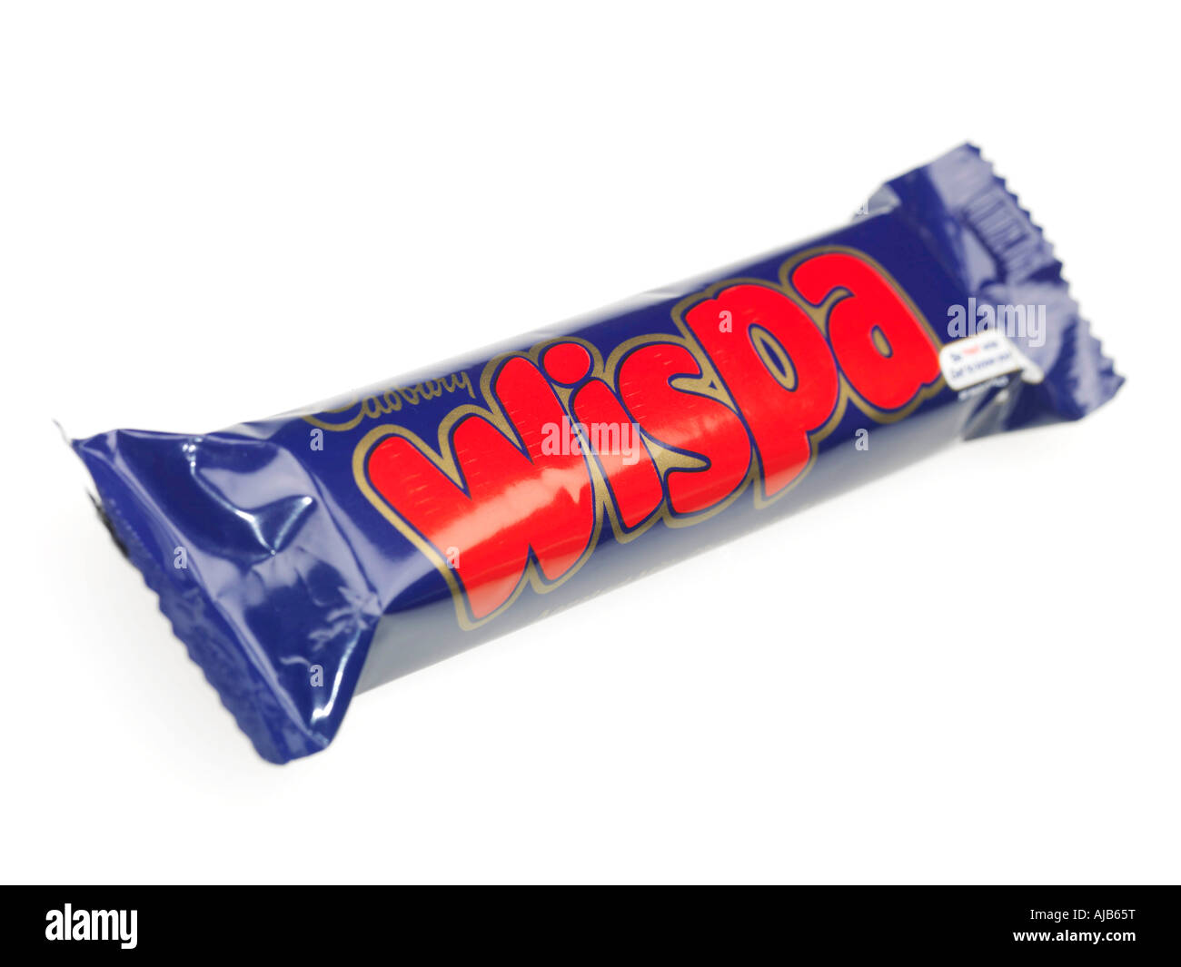 Barre de chocolat au lait Cadbury Wispa dans un emballage de marque isolé sur un fond blanc avec un chemin de détourage et aucun peuple Banque D'Images