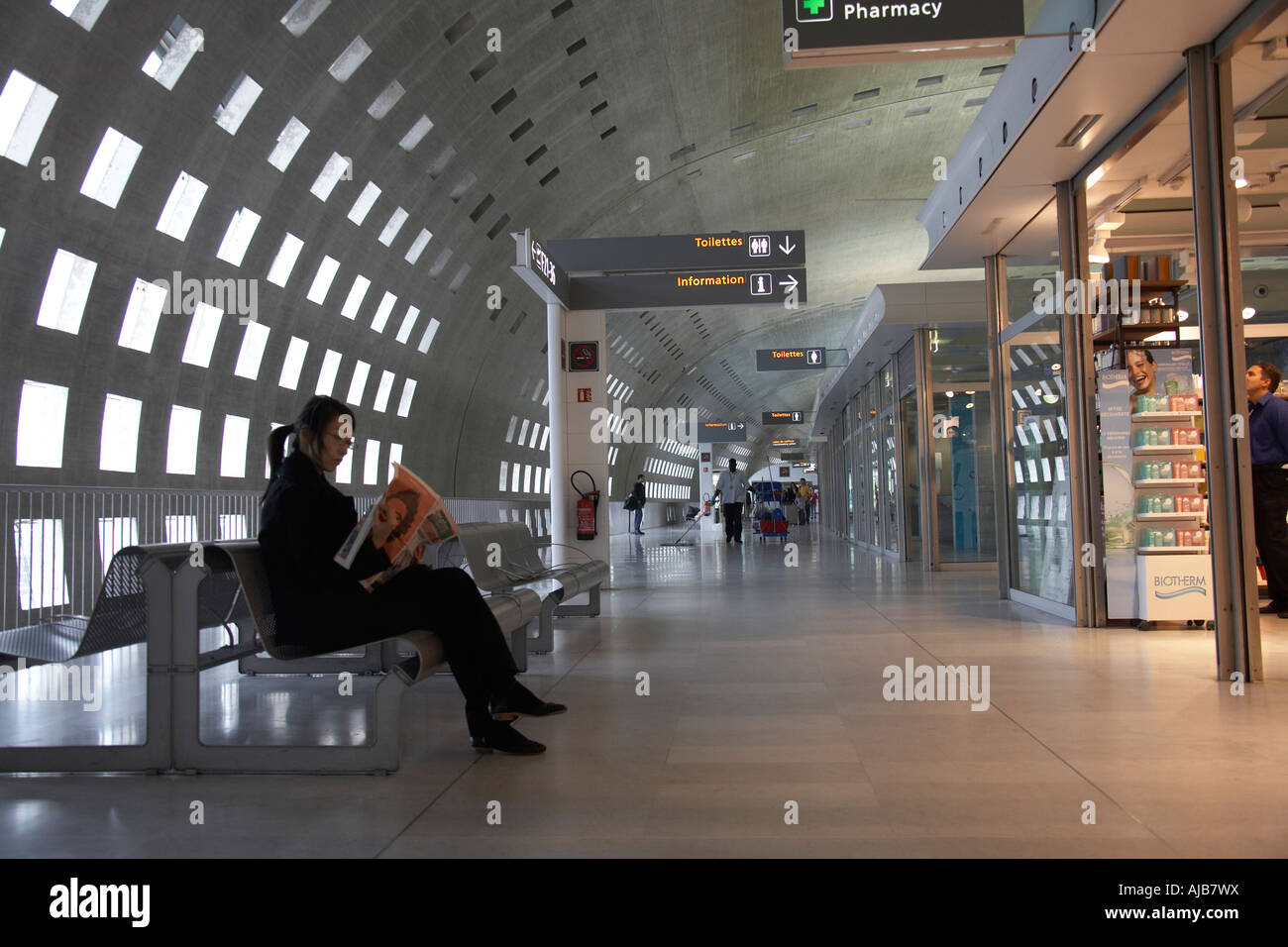Les passagers à l'aéroport Charles de Gaulle terminal 2 bâtiment Paris France Europe UE Banque D'Images