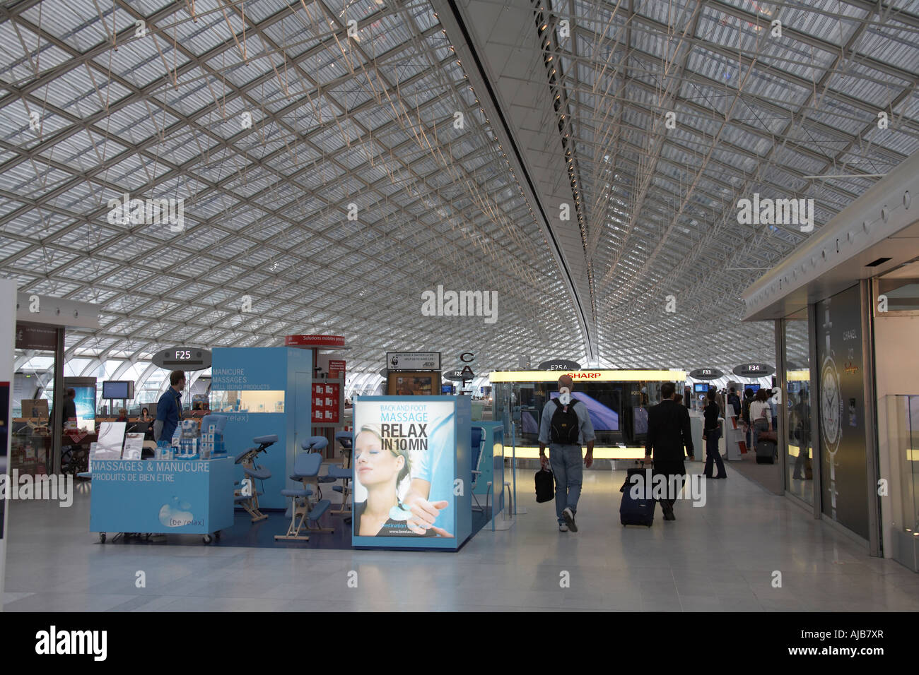 L'aéroport Charles de Gaulle terminal 2 F de l'intérieur du bâtiment avec toit en verre et acier Paris France Europe UE Banque D'Images
