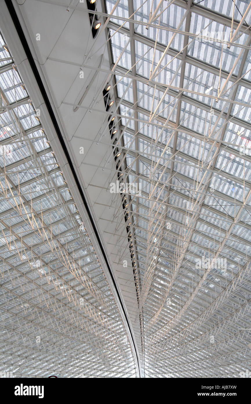 L'aéroport Charles de Gaulle terminal 2 F de l'intérieur du bâtiment avec toit en verre et acier Paris France Europe UE Banque D'Images