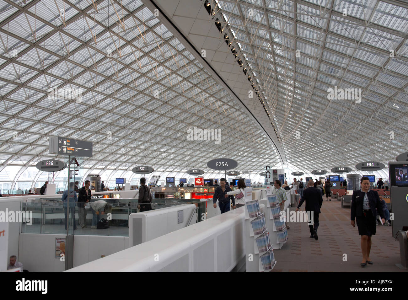 L'aéroport Charles de Gaulle terminal 2 F de l'intérieur du bâtiment avec toit en verre et acier Paris France Europe UE Banque D'Images