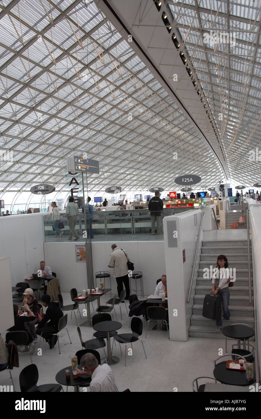 L'aéroport Charles de Gaulle terminal 2 F de l'intérieur du bâtiment avec toit en verre et acier Paris France Europe UE Banque D'Images