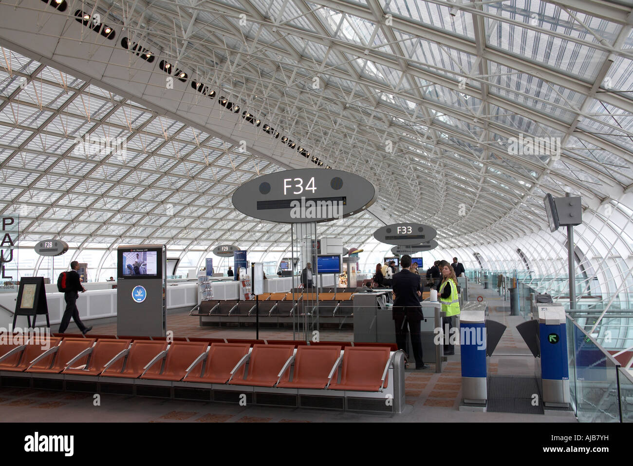 L'aéroport Charles de Gaulle terminal 2 F de l'intérieur du bâtiment