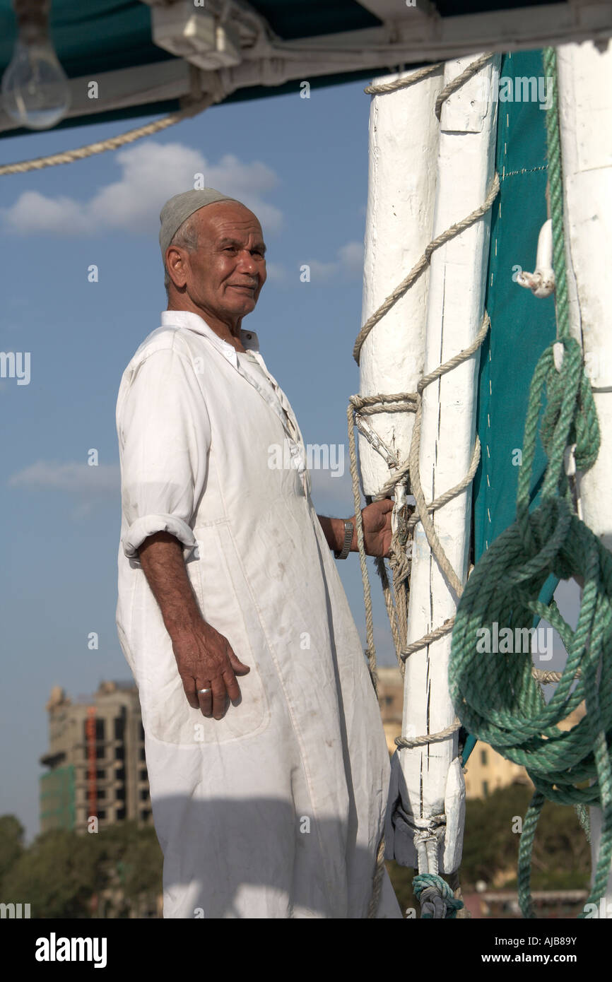 Bateau égyptien dans l'homme galibeya sur robe traditionnelle à voile felouque Caire Egypte Afrique Banque D'Images