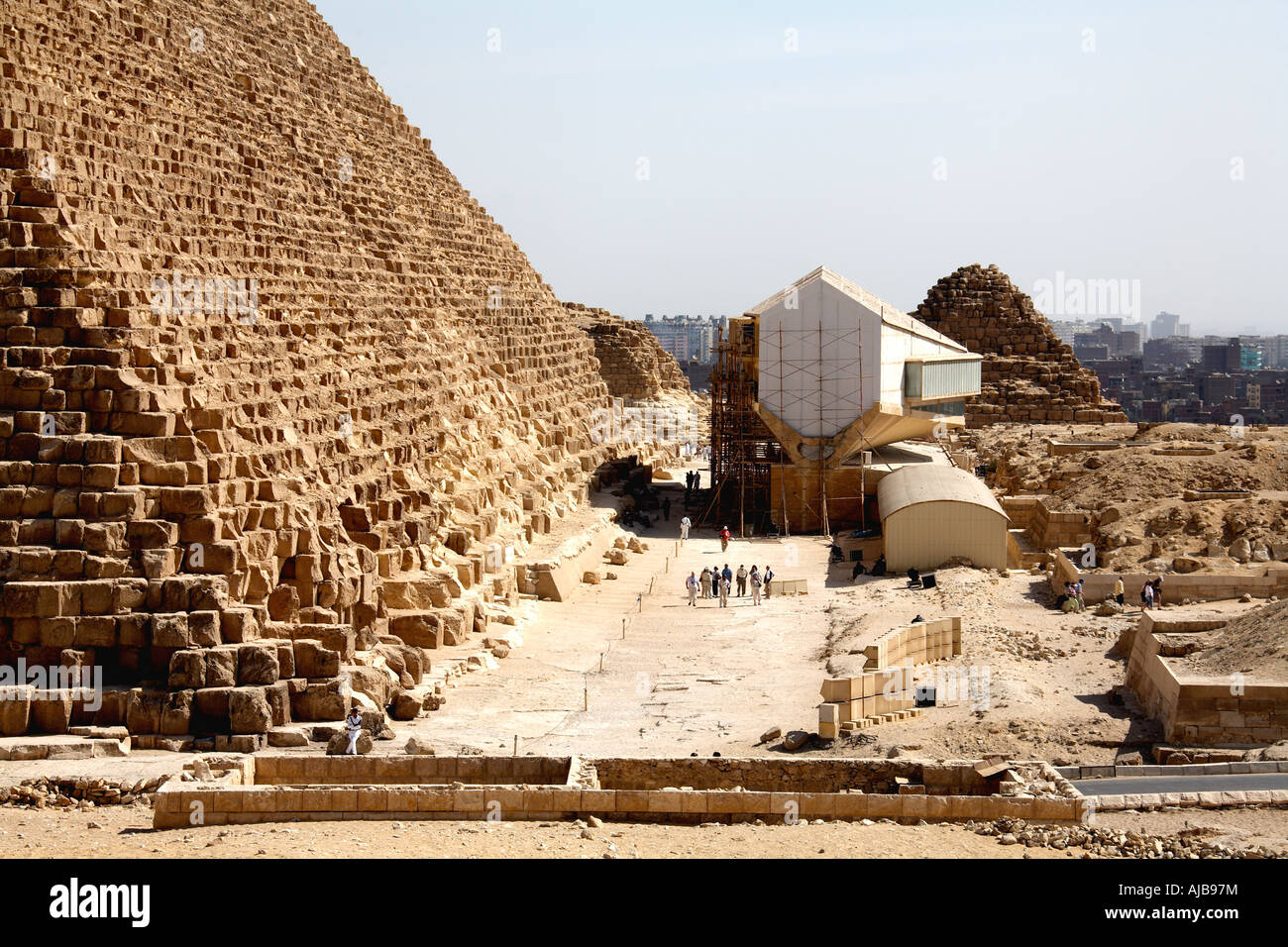 Barque solaire Museum ci-dessous grande pyramide de Chéops Cheops Giza Le Caire Egypte Afrique Banque D'Images