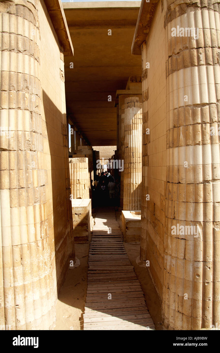 Colonnes cannelées ou nervurée en salle hypostyle de Zoser s complexe funéraire de Saqqarah, près du Caire Egypte Afrique Banque D'Images