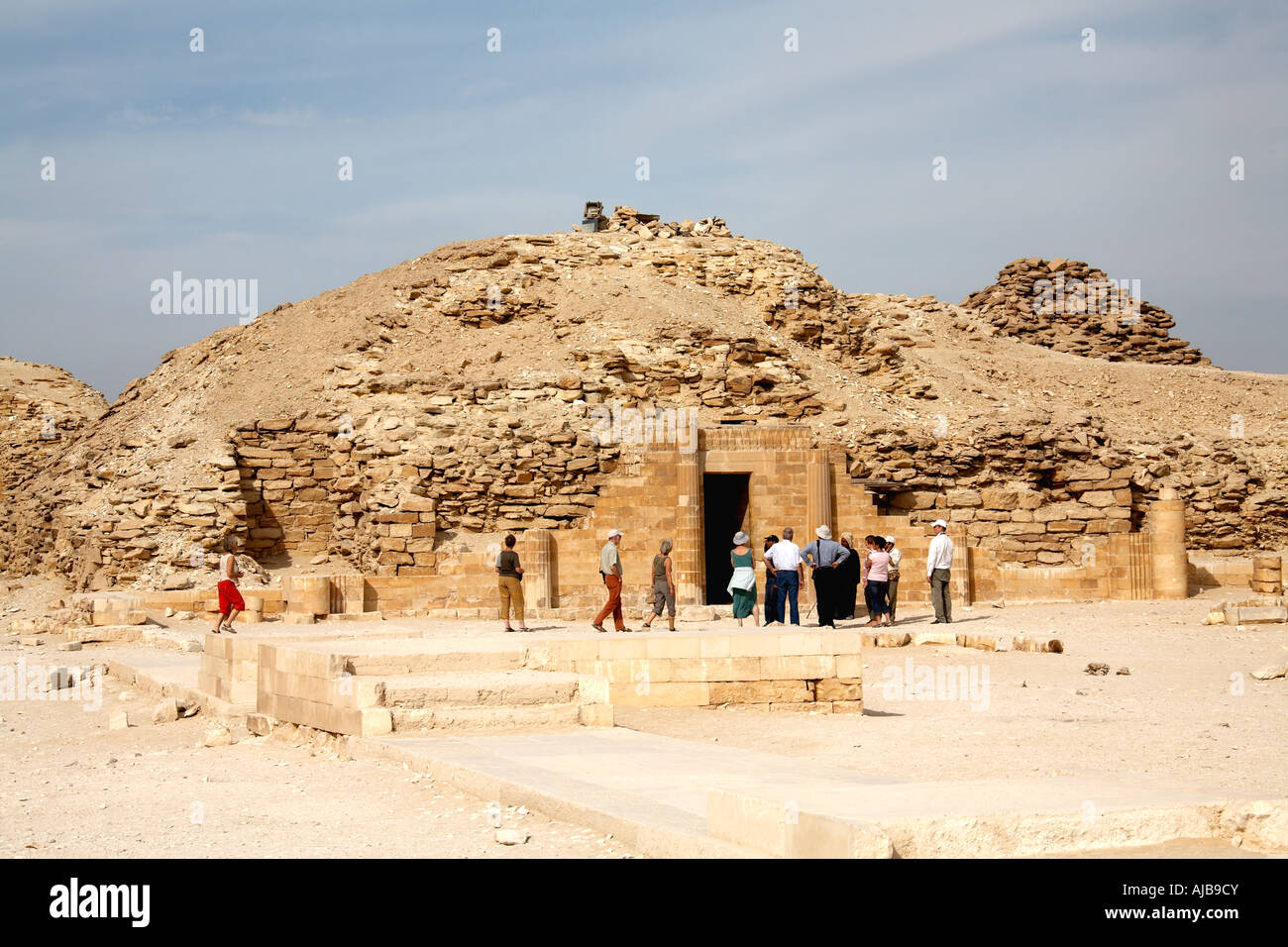 Les visiteurs touristiques Maison du nord en Zoser s complexe funéraire de Saqqarah, près du Caire Egypte Afrique Banque D'Images