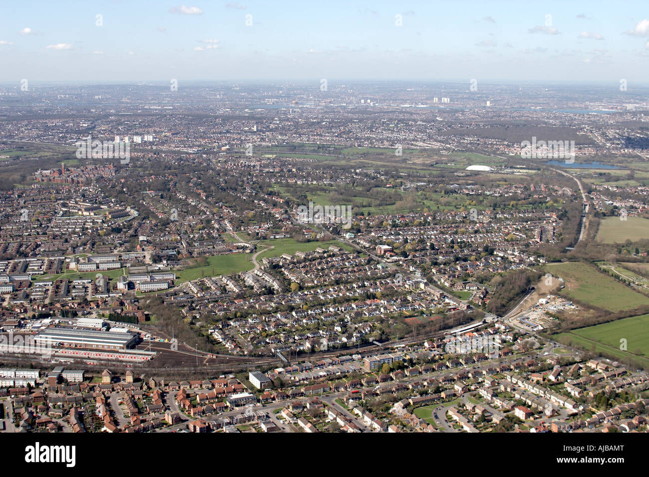 Vue aérienne au sud-ouest de Grange Hill Station et banlieue Chigwell London IG7 England UK oblique de haut niveau Banque D'Images