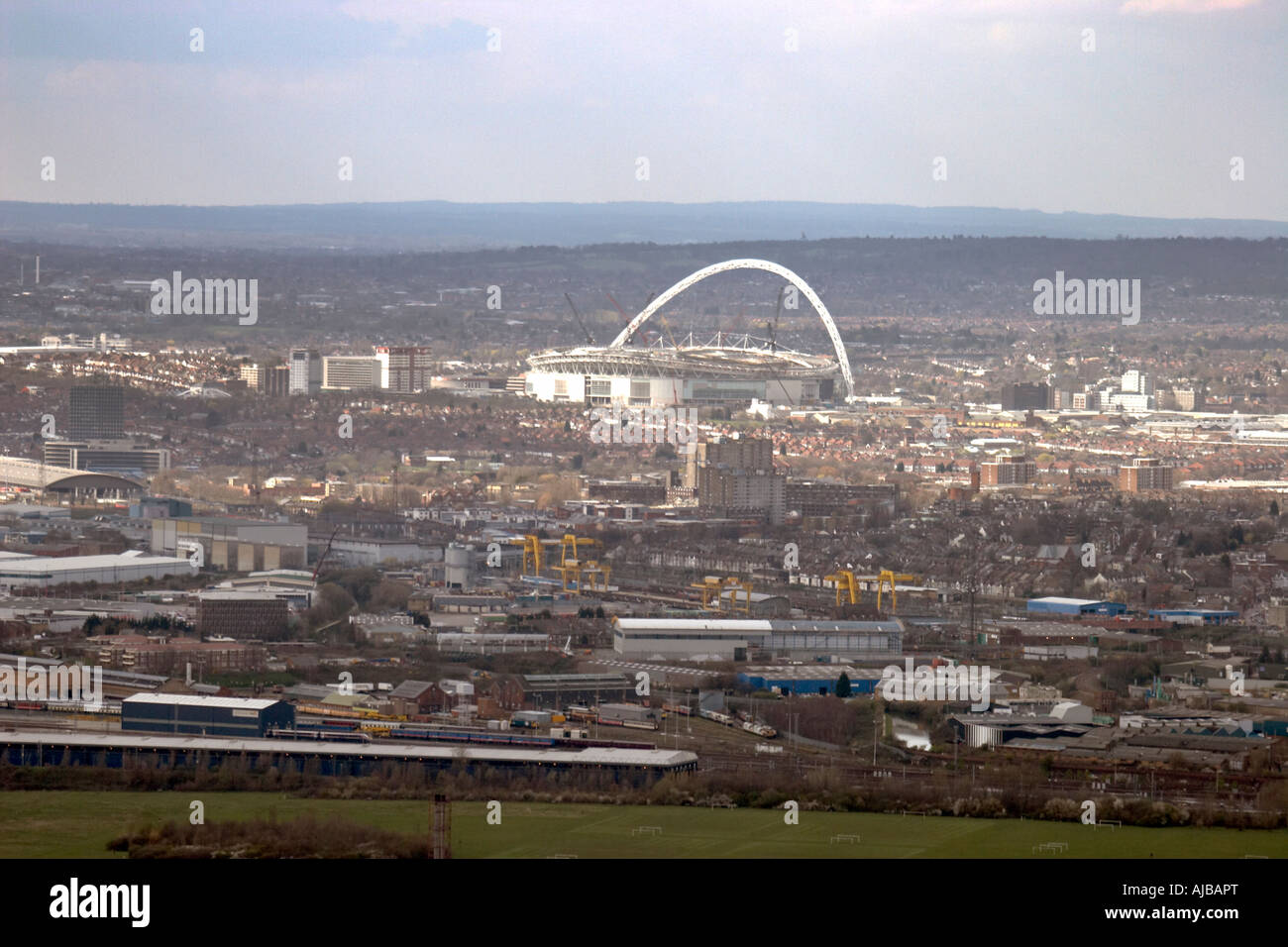 Vue aérienne au nord-ouest de stade de Wembley et bâtiments de banlieue London HA9 England UK Banque D'Images
