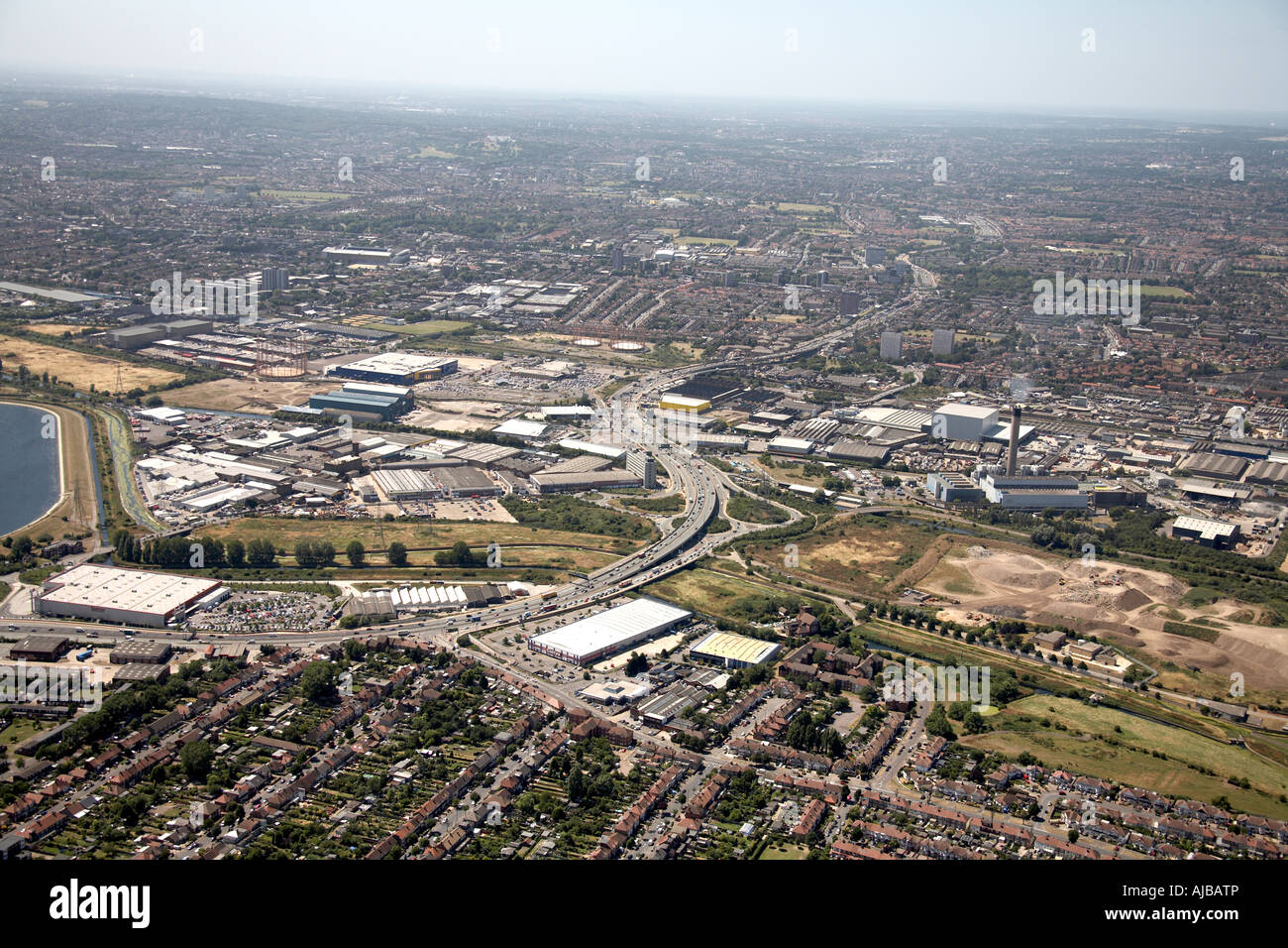 Vue aérienne de l'A406 - supermarchés Tesco Ikea bord du réservoir Banbury Enfield London N18 England UK oblique de haut niveau Banque D'Images