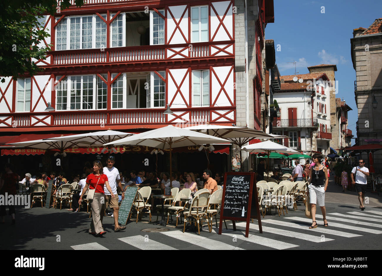 St-Jean-de-Luz - un restaurant typique de ce port de pêche Basque Banque D'Images