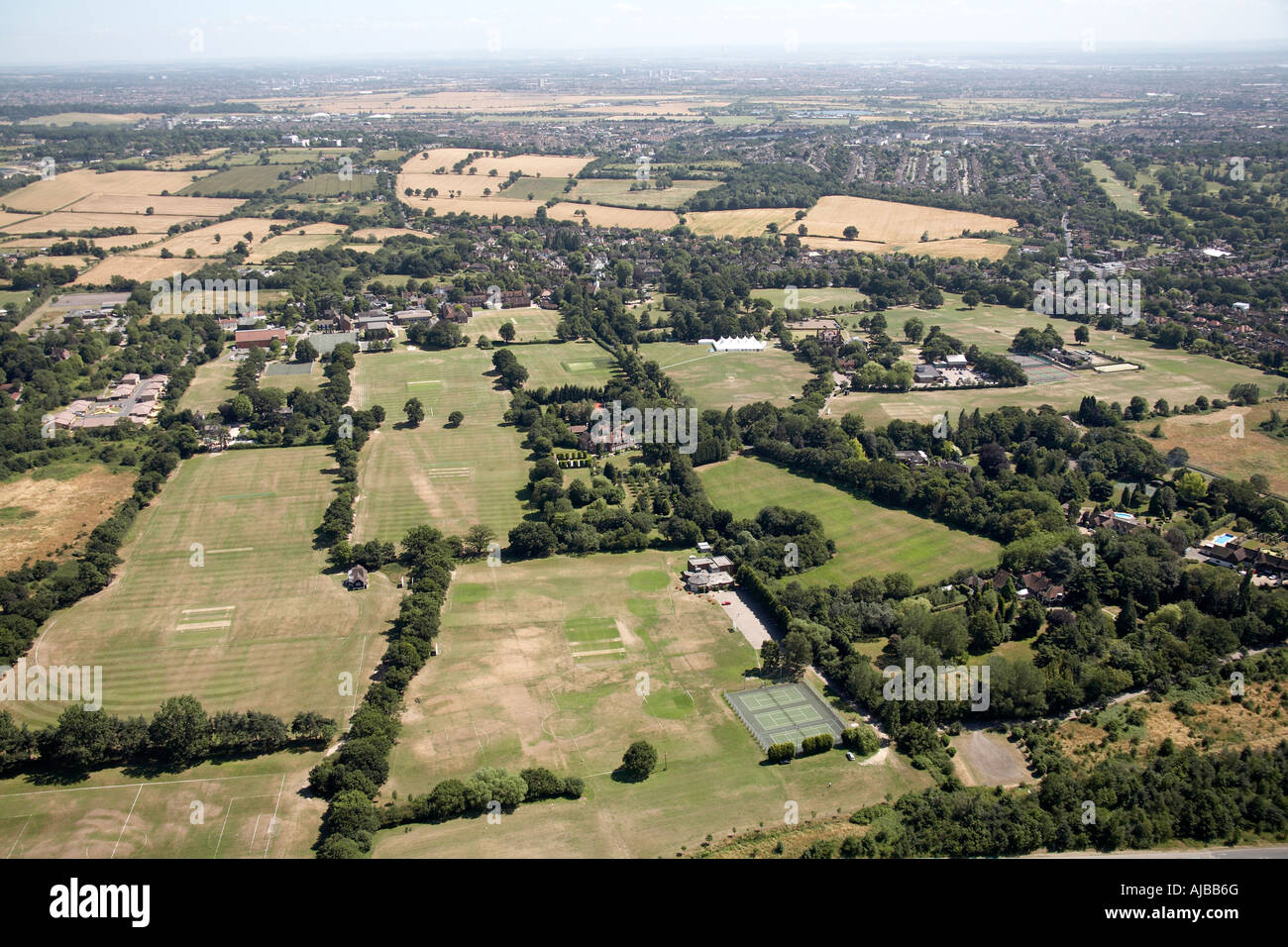 Vue aérienne au sud de Metropolitan Police Sports Club Sol, Chigwell, Essex, IG7 6BD England, UK. Oblique de haut niveau Banque D'Images