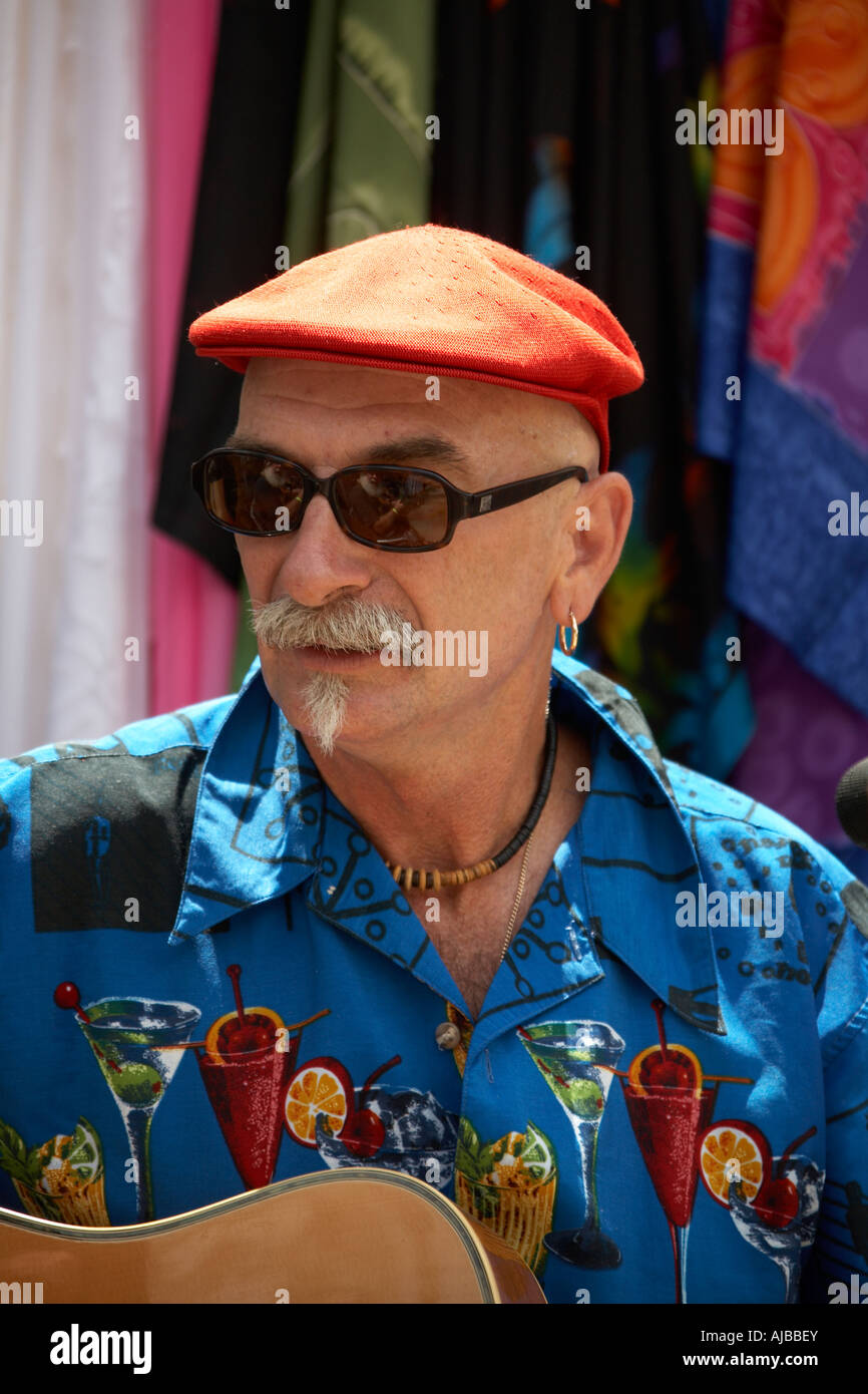 Membre de la bande avec chapeau orange et d'une moustache à jouer de la guitare à Woodford Folk Festival Queensland Australie Banque D'Images