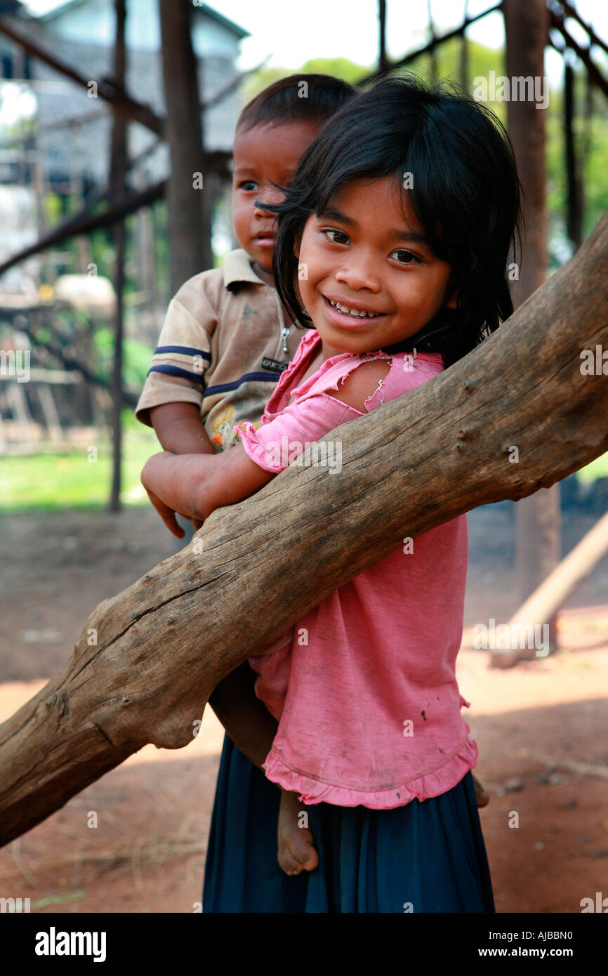 Les enfants khmers dans le village de Kompong Phhluk, Tonle Sap, Nr Siem Reap, Cambodge Banque D'Images