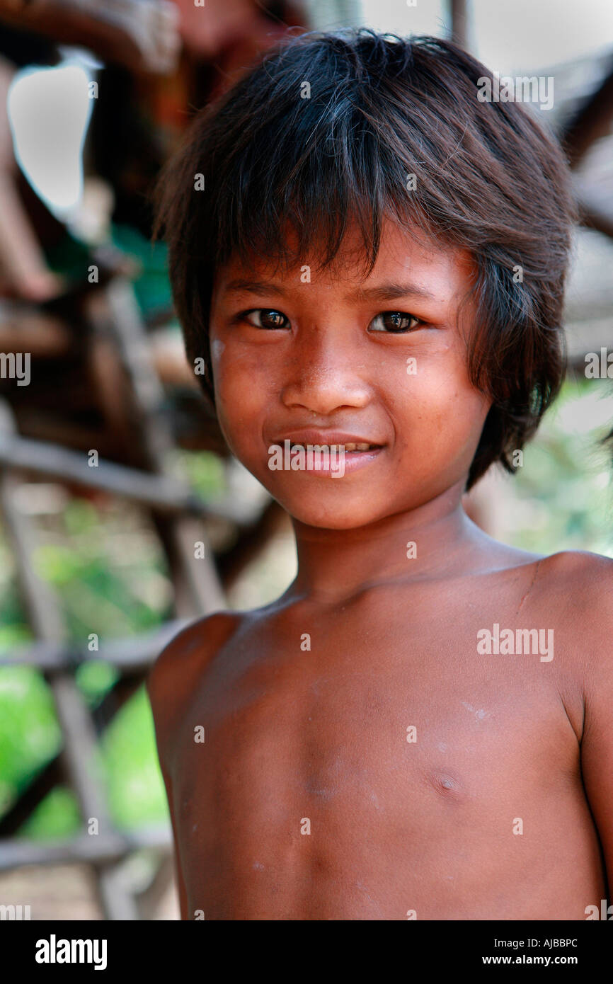 Jeune garçon au village de Kompong Phhluk, Tonle Sap, Nr Siem Reap, Cambodge Banque D'Images