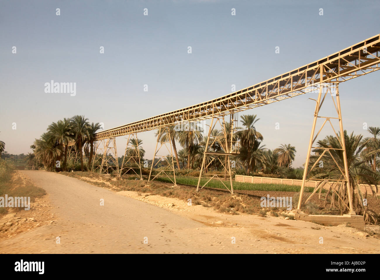 Soulevé des tuyaux d'irrigation près de Edfu dans la sud de l'Egypte du Sud Banque D'Images