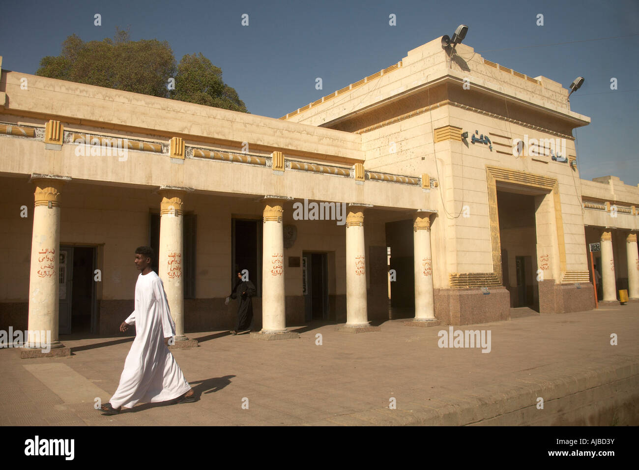 Dans l'homme galibeya traditionnelle robe de marcher en face de la gare d'Edfou l'Afrique du sud de l'Egypte supérieure Banque D'Images