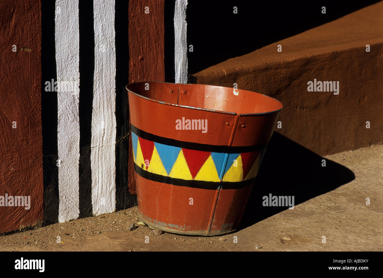 À côté de la benne peint de couleur brun et blanc mur à un traditionnel village Ndebele voyage Afrique du Sud l'origine ethnique Banque D'Images