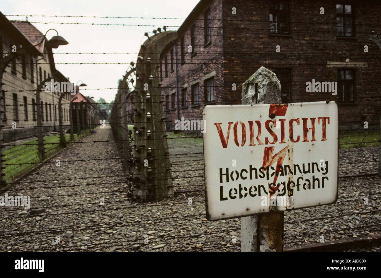Un signe de la mort d'avertissement à côté des barbelés sur le camp de concentration d'Auschwitz en Pologne Banque D'Images