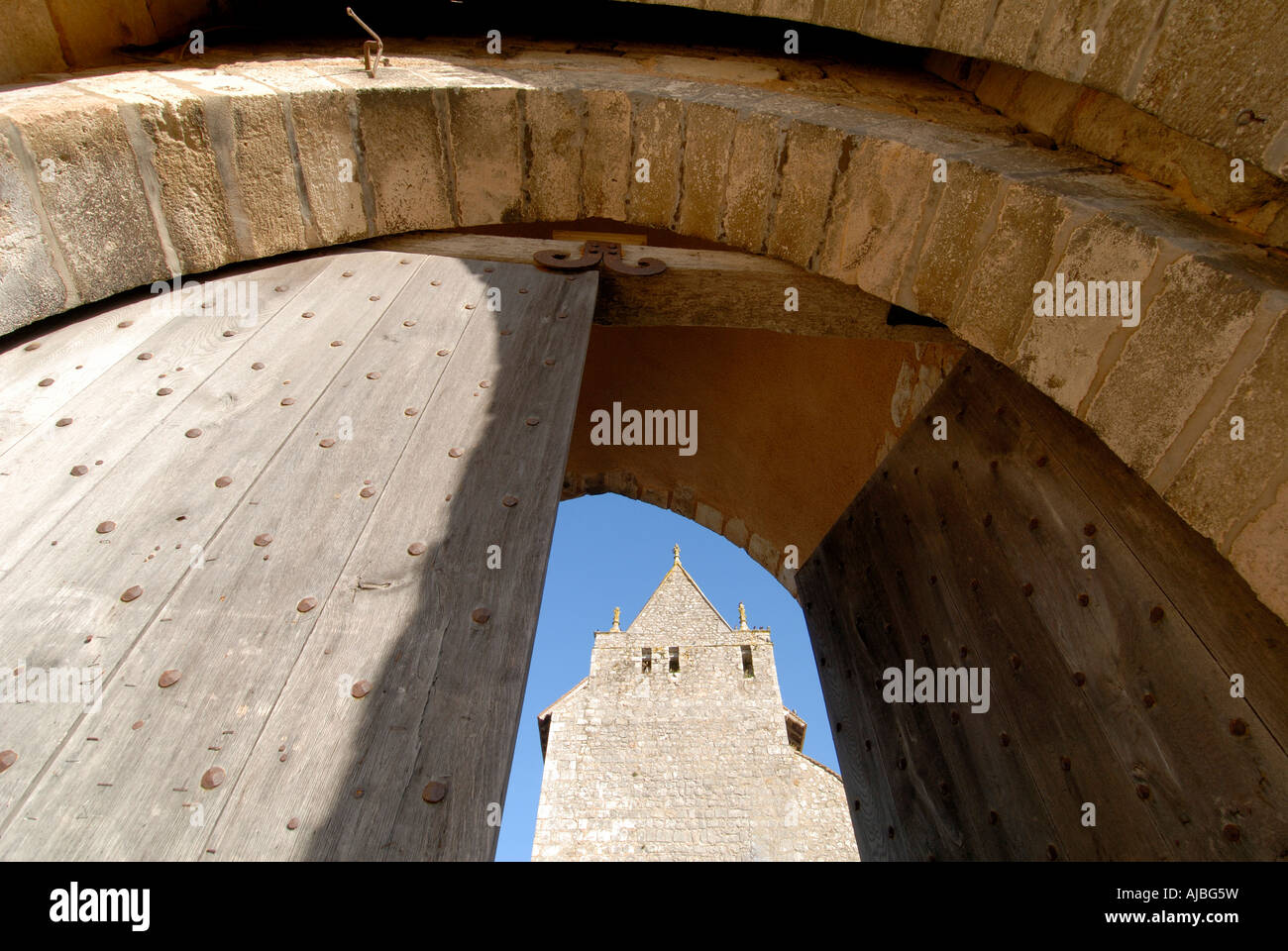 Porte d'entrée demeure du XII siècle le château d'Harcourt (restauré pour ouvrir la salle de concert de l'air), Chauvigny, Vienne, France. Banque D'Images