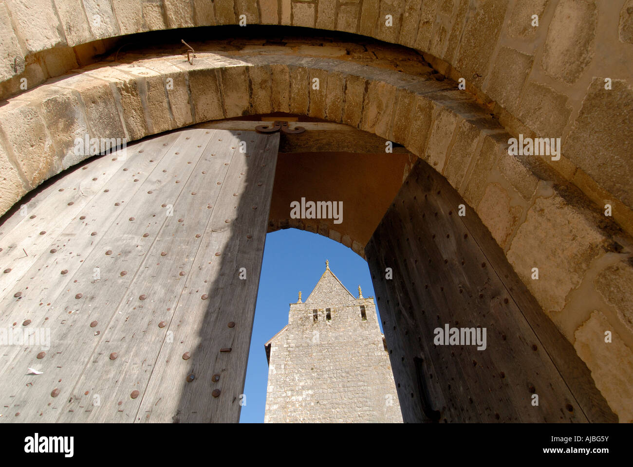 Porte d'entrée demeure du XII siècle le château d'Harcourt (restauré pour ouvrir la salle de concert de l'air), Chauvigny, Vienne, France. Banque D'Images