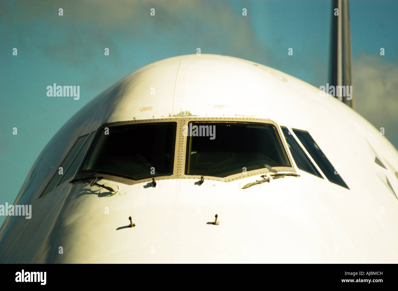 Vue avant du poste de pilotage d'avion, la queue en arrière-plan Banque D'Images