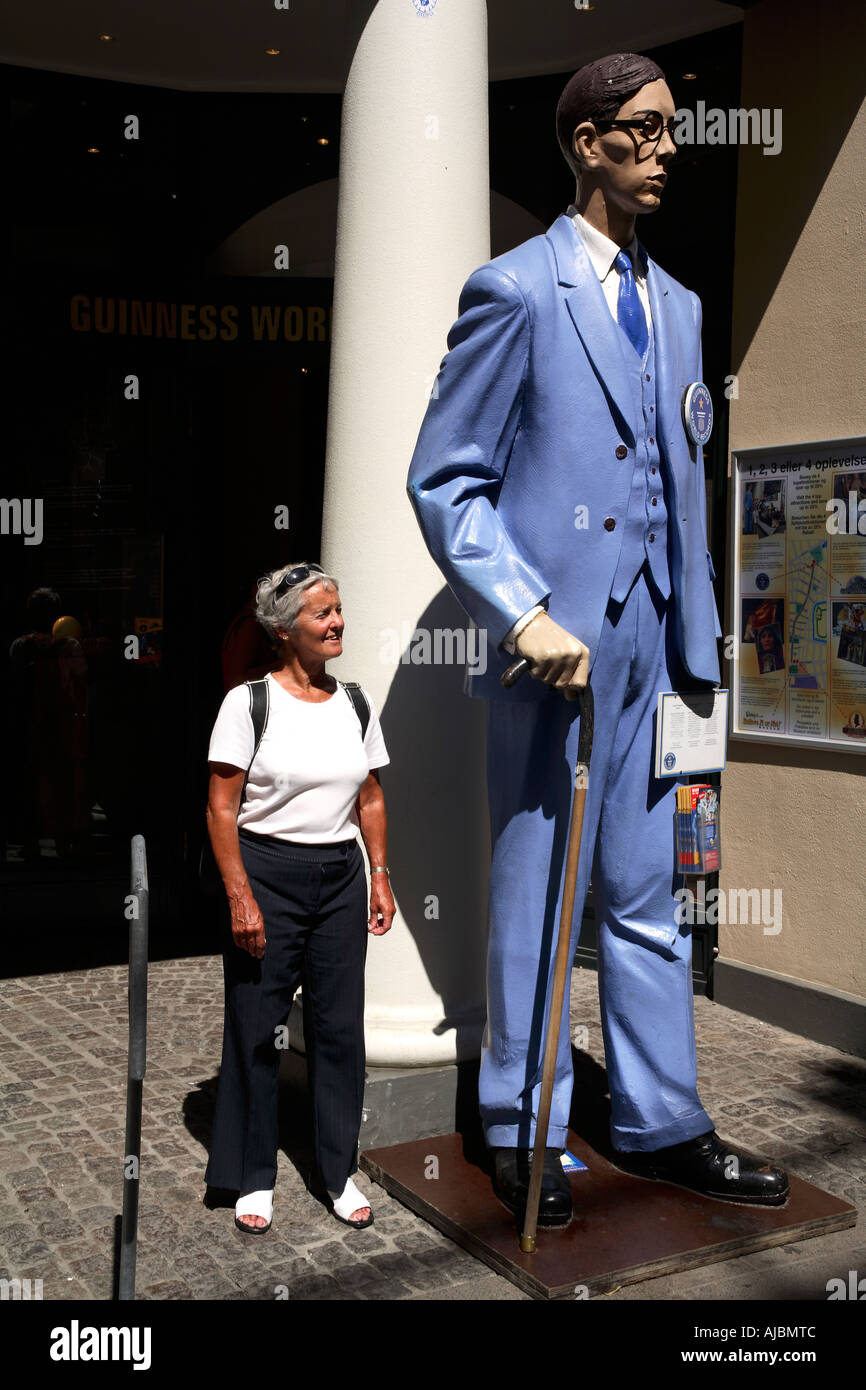 Le Danemark. Copenhague. Strøget. Guinness Record Shop. La figure de l'homme le plus grand du monde, avec une personne ordinaire par permanent Banque D'Images