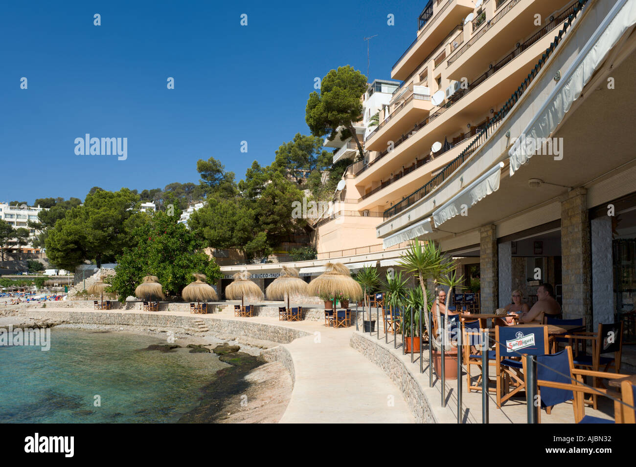 Café-bar en bord de mer, Illetas, Baie de Palma, Côte Sud, Majorque, Îles Baléares, Espagne Banque D'Images