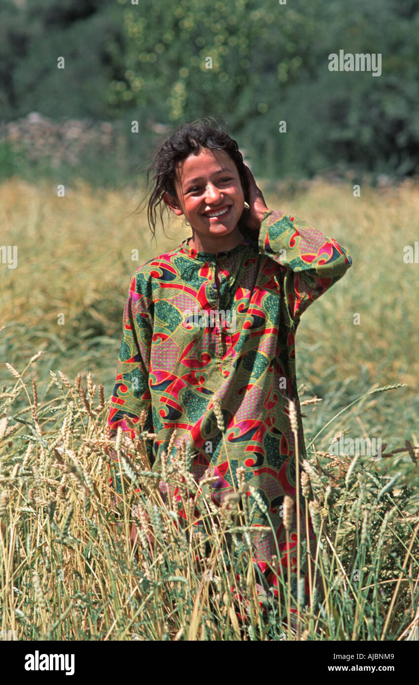 Jeune femme pakistanaise dans ses champs d'orge Sust près de la frontière chinoise au nord du Pakistan Banque D'Images