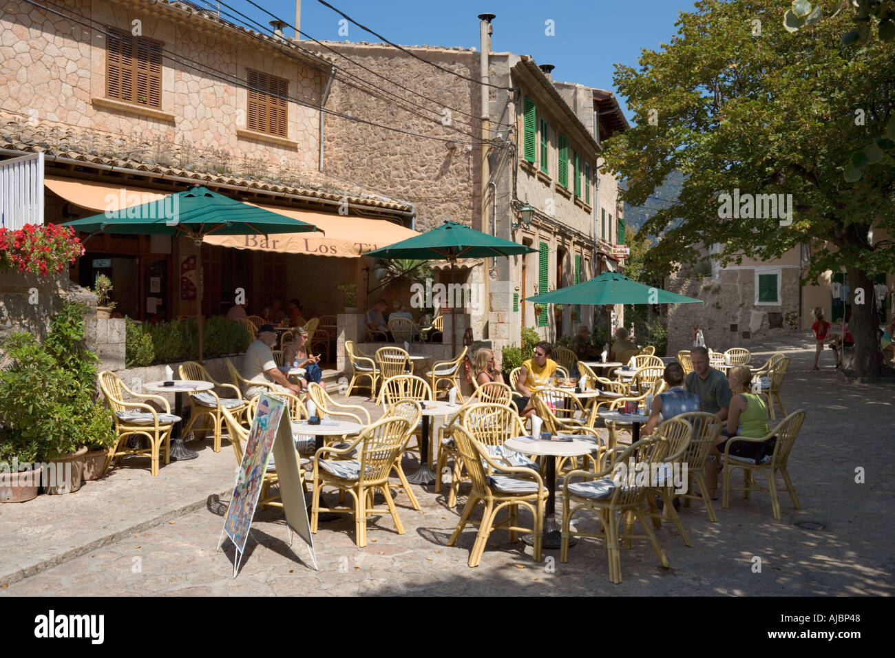 Cafe à la Placa de Cartoixa, vieille ville de Valldemossa, côte ouest, Mallorca, Espagne Banque D'Images