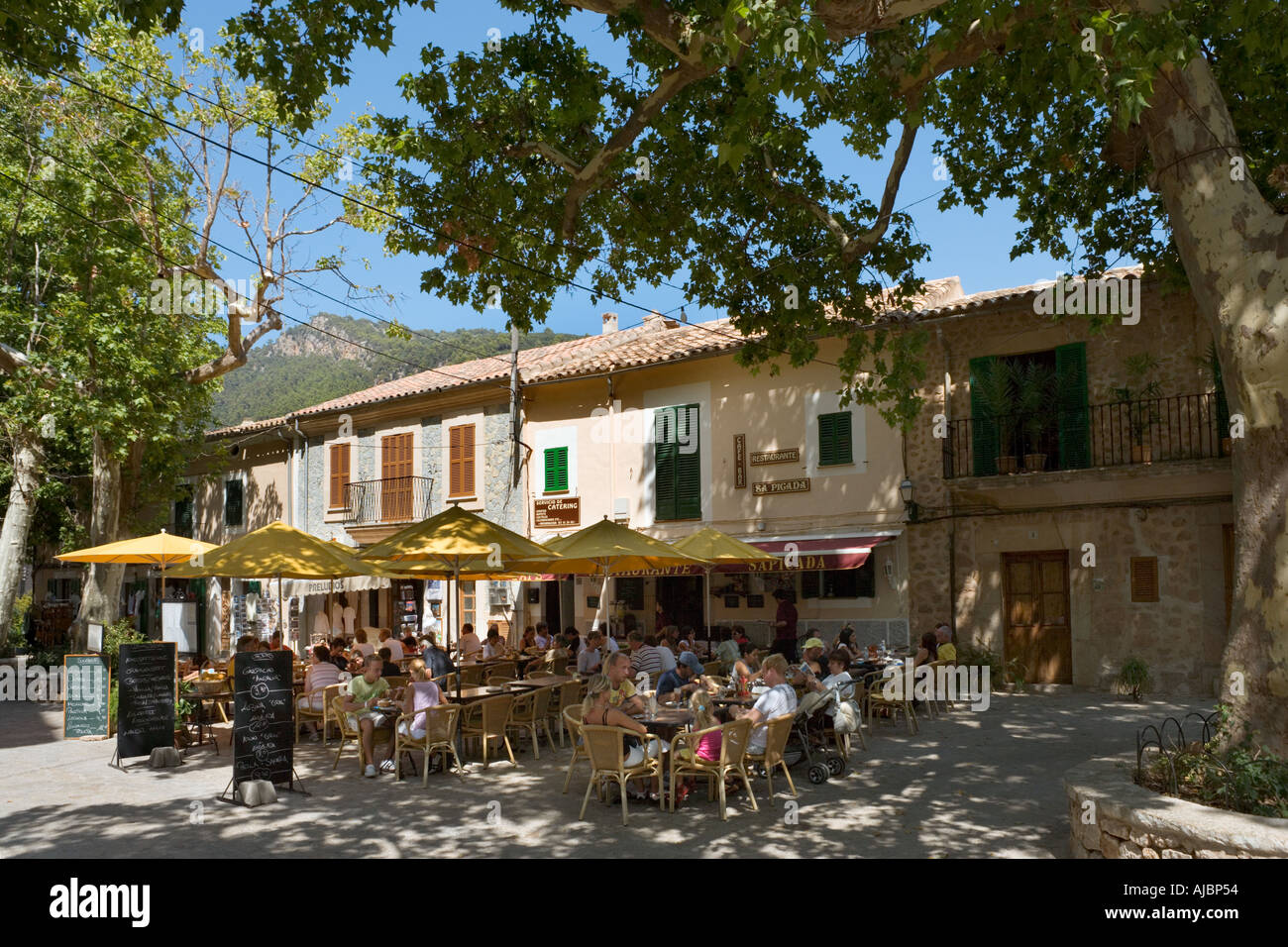 Restaurant à la Placa de Cartoixa, vieille ville de Valldemossa, côte ouest, Mallorca, Espagne Banque D'Images