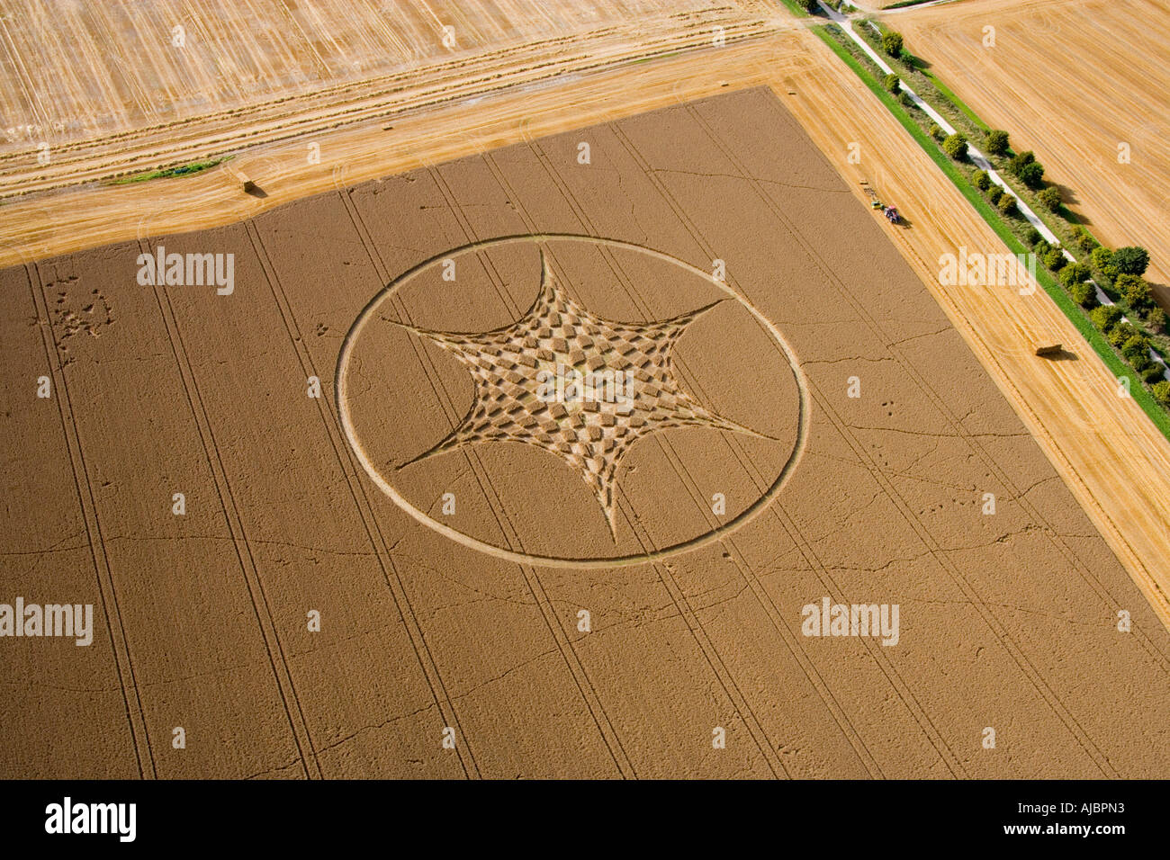 Crop Circle en Angleterre Oxfordshire Uffington nr sur le terrain de l'été 2006 de l'air avec la Grande-Bretagne est la plus ancienne route droite Ridgeway JMH1717 Banque D'Images