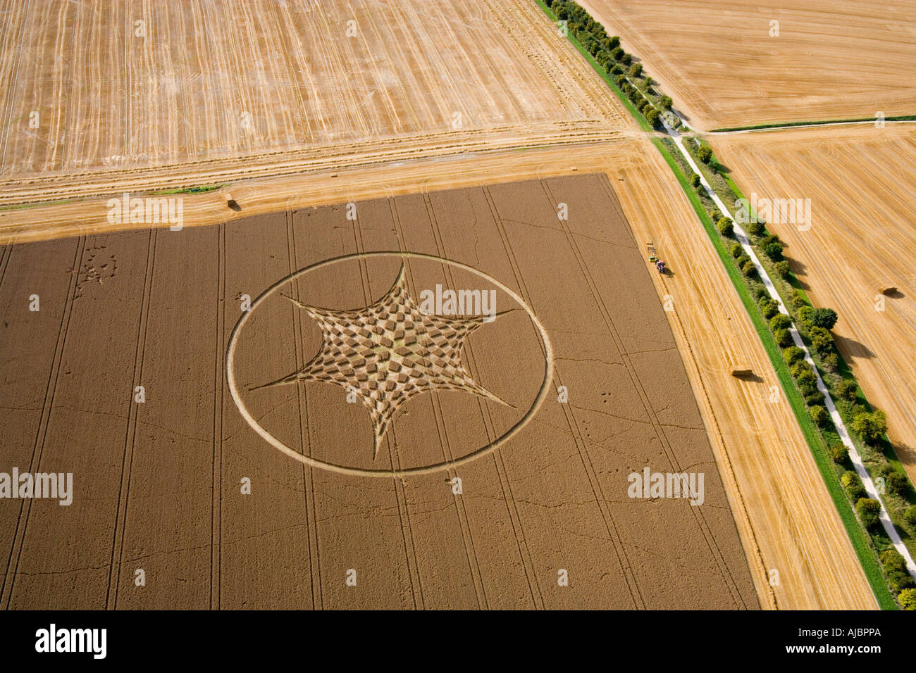Crop Circle en Angleterre Oxfordshire Uffington nr sur le terrain de l'été 2006 de l'air avec la Grande-Bretagne est la plus ancienne route droite Ridgeway JMH1718 Banque D'Images