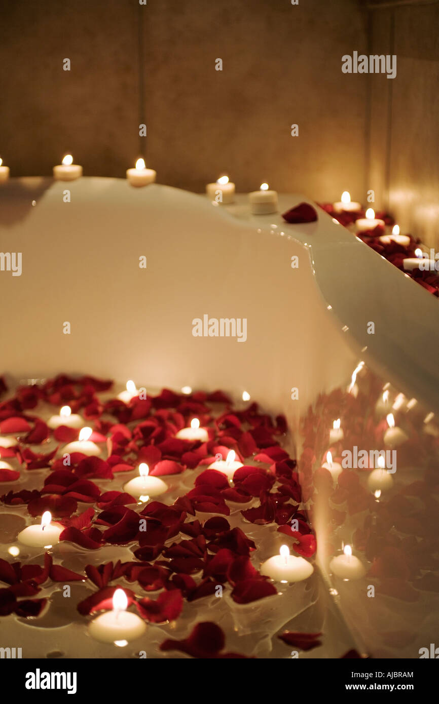 Scene Romantique Des Bougies Et Des Petales De Rose Dans La Baignoire Photo Stock Alamy