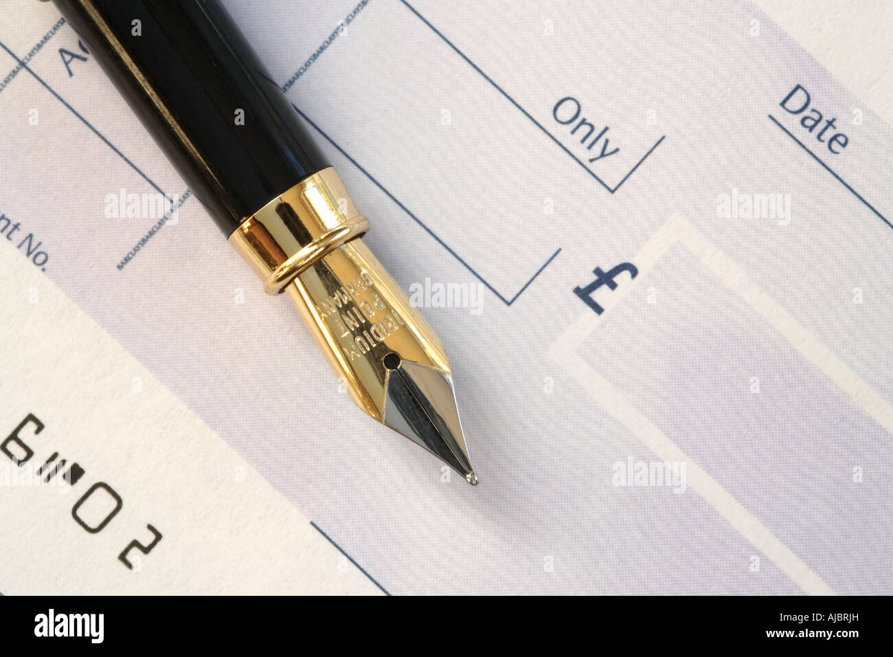 Stylo sur un carnet de chèques Banque D'Images