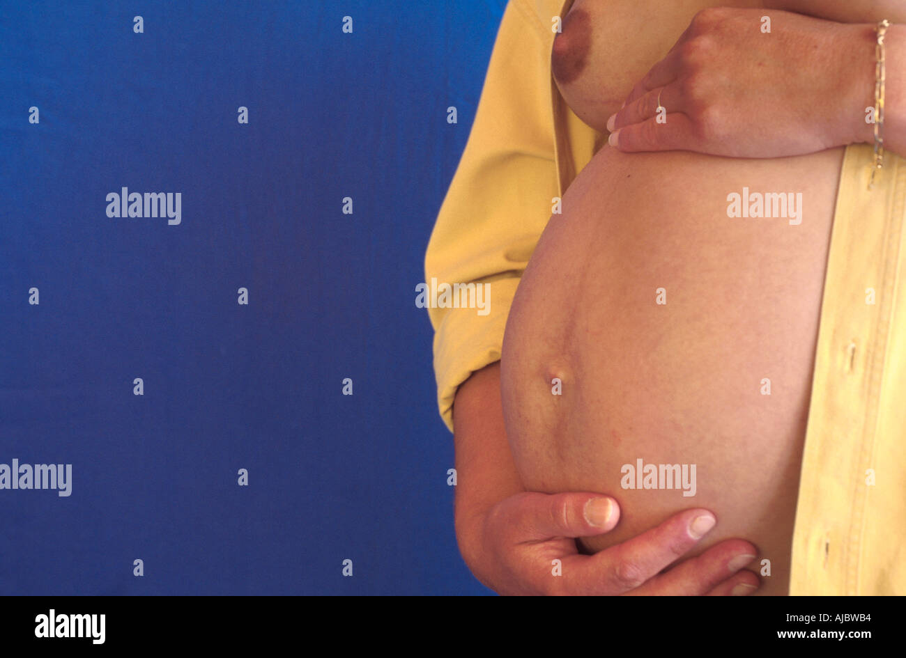 Femme enceinte, en touchant son ventre Banque D'Images