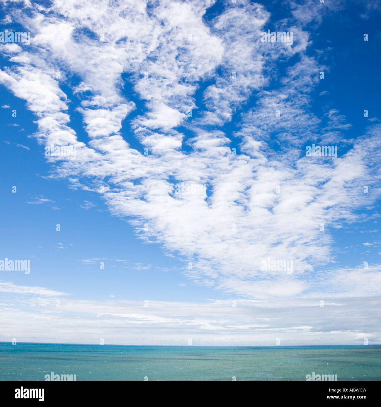 Vue panoramique de l'horizon avec ciel bleu nuage et au-dessus de l'eau Banque D'Images