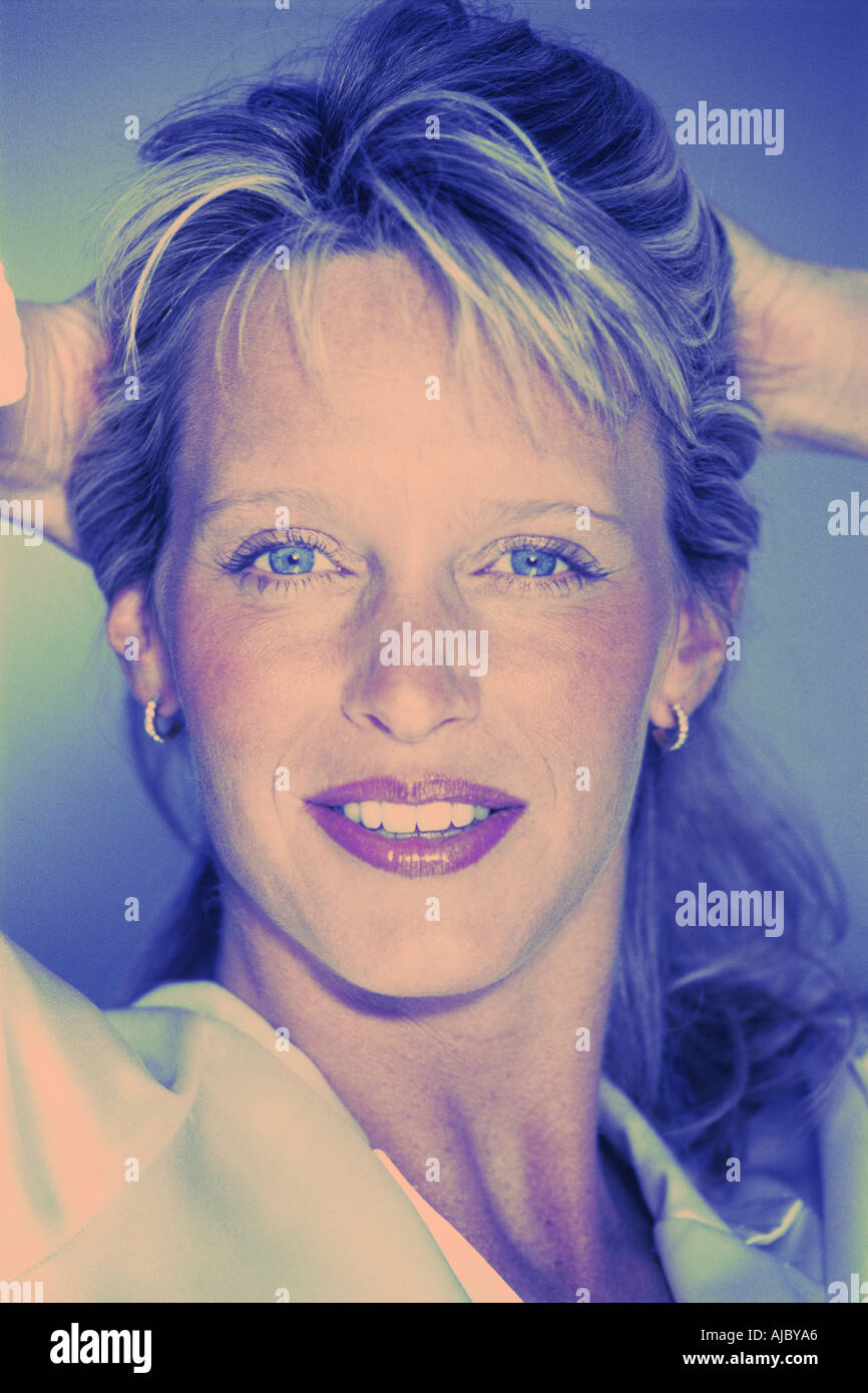 Femme blonde dans la trentaine avec de beaux yeux bleus Banque D'Images