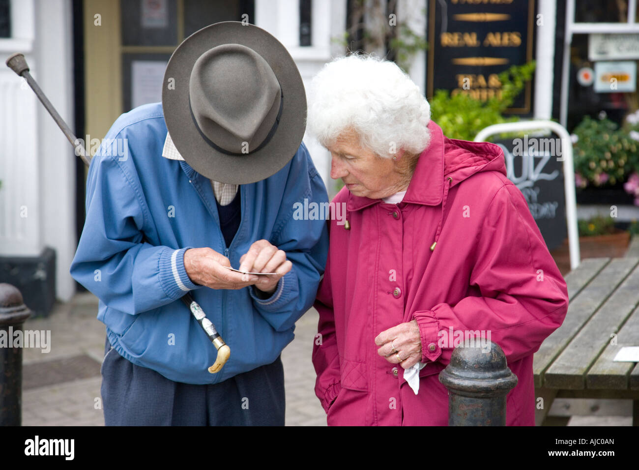 Vieux couple examiner une carte à gratter de la loterie nationale Banque D'Images