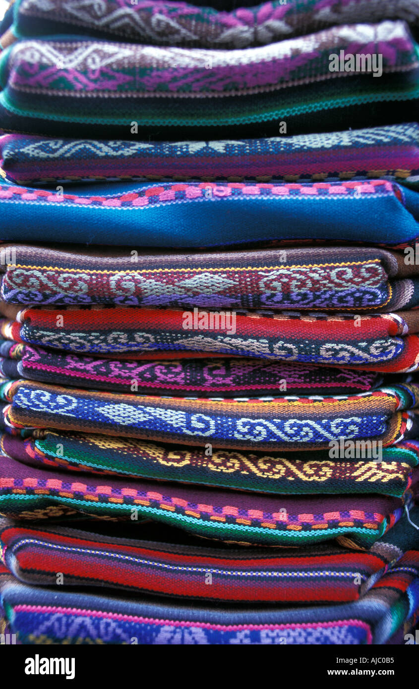 Une pile de textiles tissés Otavalo Équateur est l'une des destinations touristiques les plus populaires de pas moins pour son marché Banque D'Images