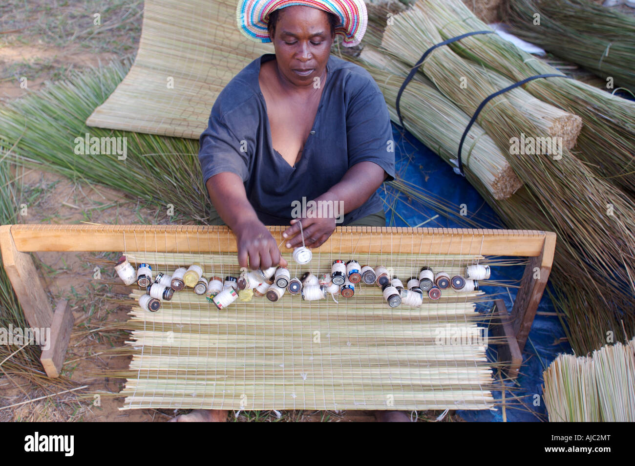 Femme africaine tisser des nattes Banque D'Images