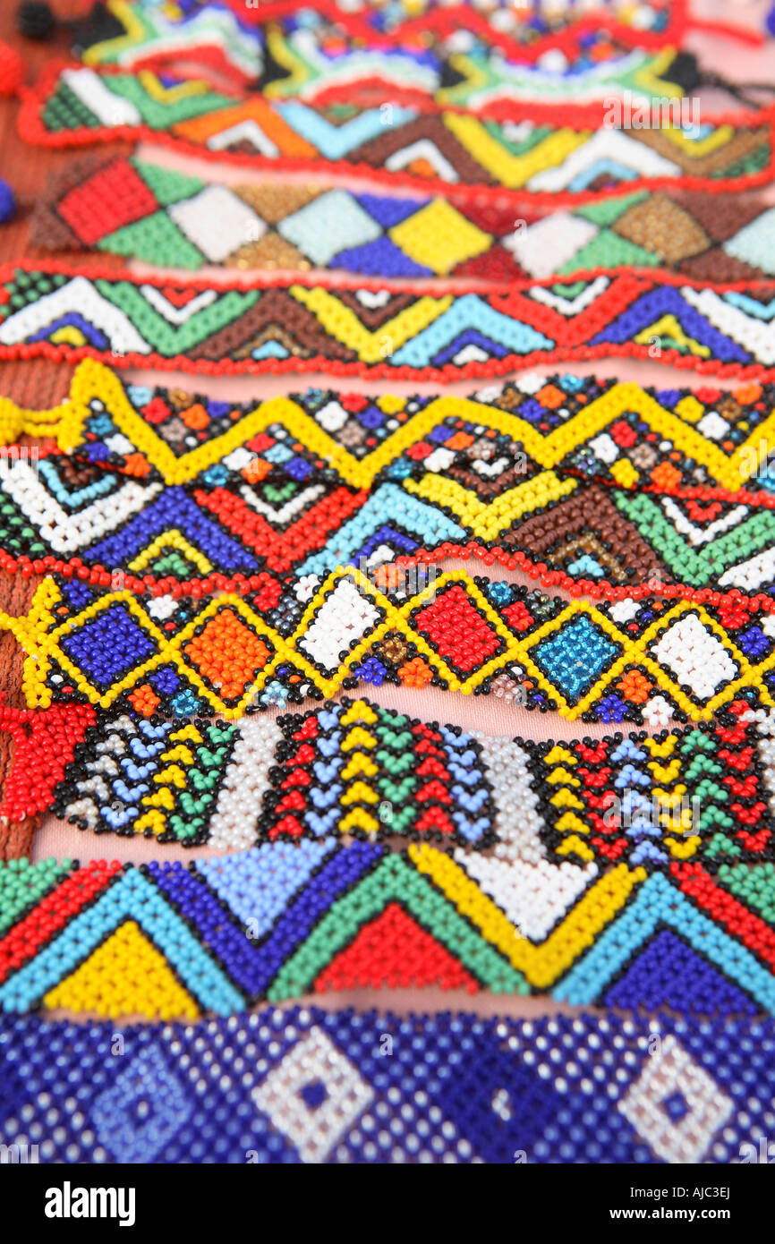 Affichage de couleurs vives en Perles Bracelets traditionnels africains Banque D'Images