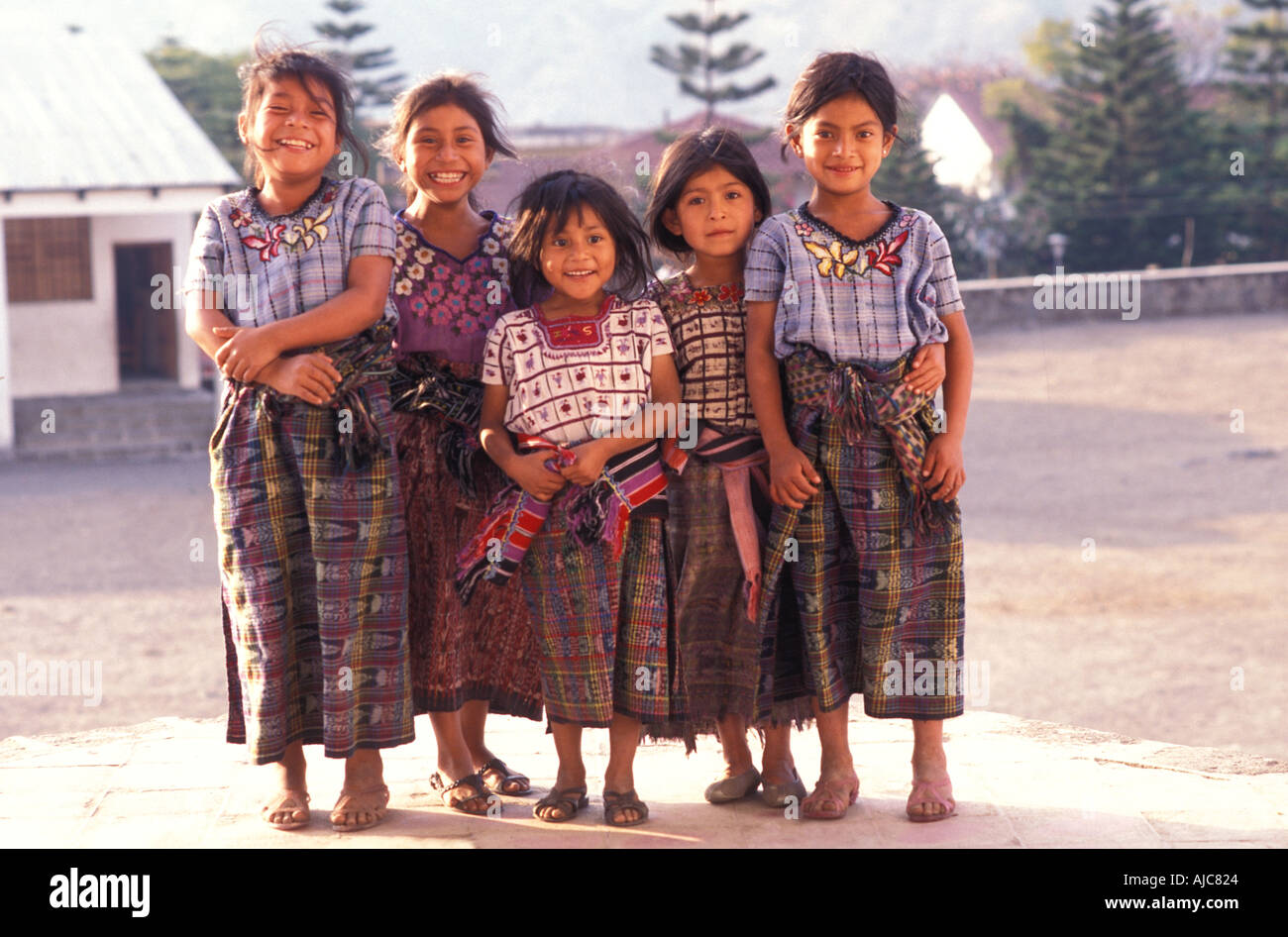 Les filles de Maya Santiago Atitlan en haut de l'Église comme suit toutes les variations d'enfilage de robe tribal distinctif GUATEMALA Banque D'Images