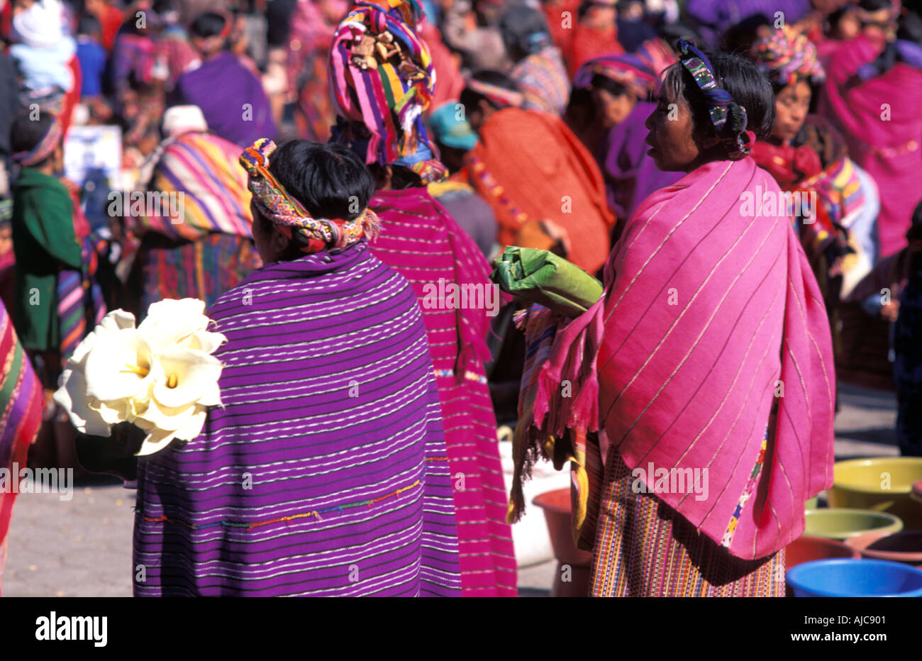 Les femmes du Guatemala à la vente de fleurs Zunil nr hautes terres du Guatemala Quezaltenango Banque D'Images
