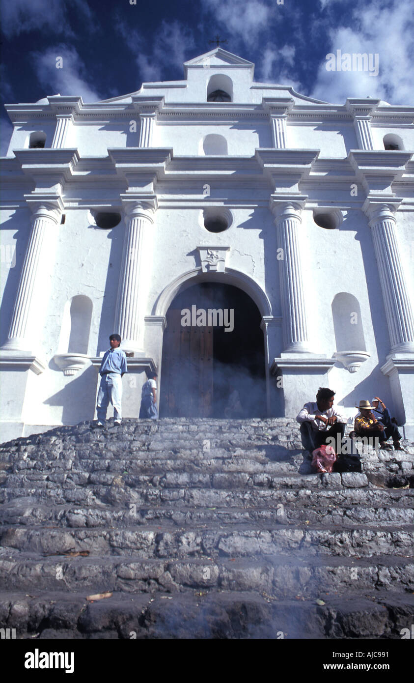 Église Santo Tomás Chichicastenango église coloniale avec étapes cette ville maya est titulaire d'un marché coloré de la Guatemala Banque D'Images