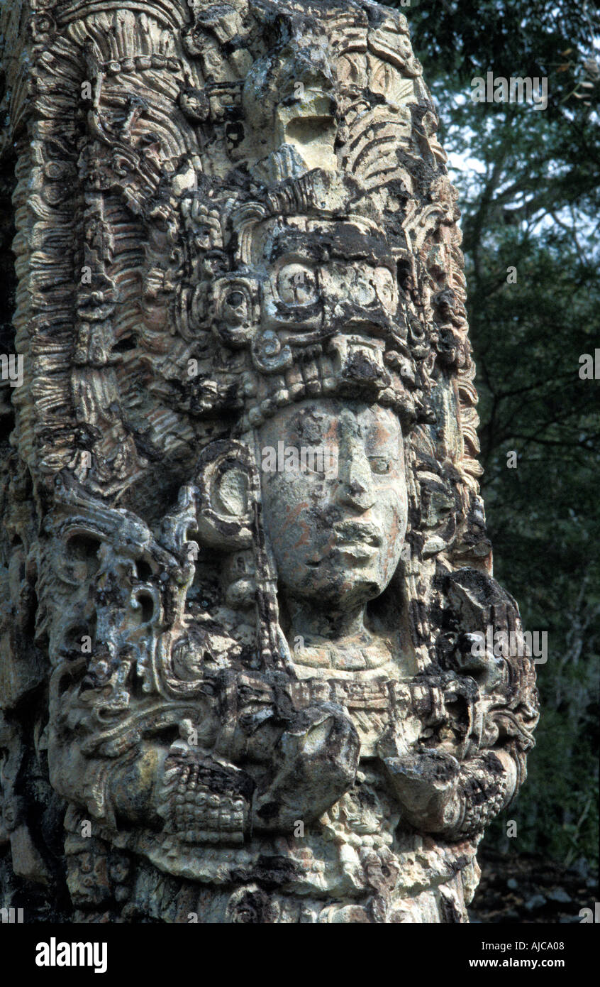 Stèle sculptée en pierre mégalithe représentant les anciens Mayas, fumée King Lapin 18 Copan Honduras Banque D'Images